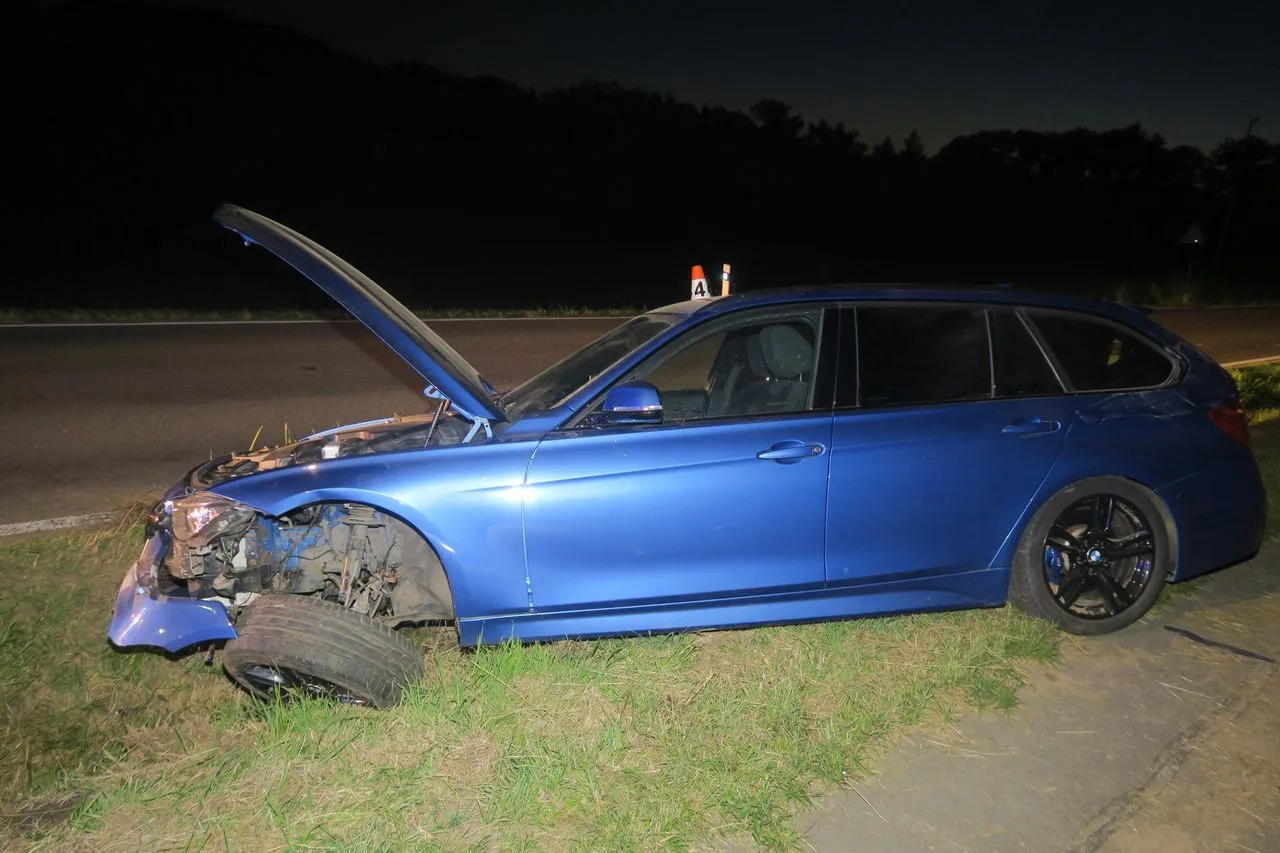 Mladá řidička nezvládla kvůli vysoké rychlosti BMW. Na Šumpersku vyletěla ze silnice a smetla značku