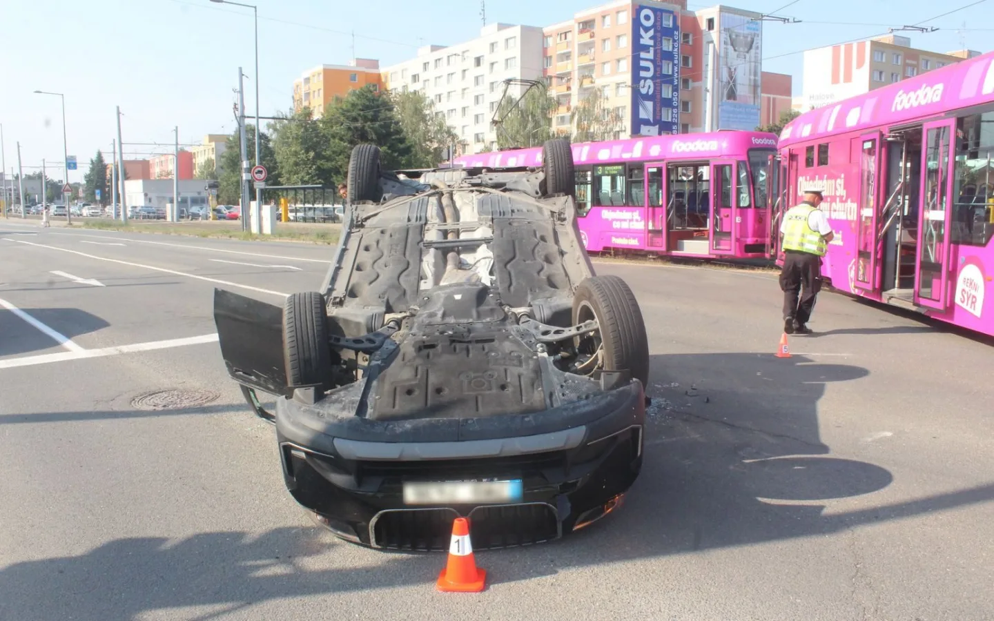 BMW na střeše, řidič jel na Velkomoravské na červenou. Nehoda komplikovala dopravu