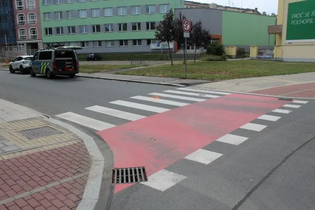 Policie hledá cyklistu, který na přejezdu v Přerově narazil do auta a upadl. Pak se omluvil a odjel