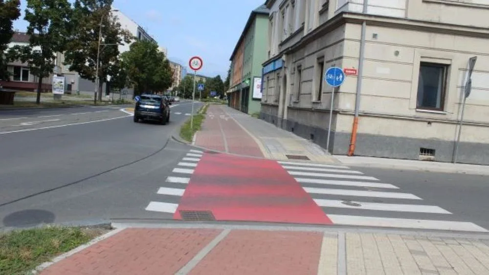 Policie hledá cyklistu, který na přejezdu v Přerově narazil do auta a upadl. Pak se omluvil a odjel