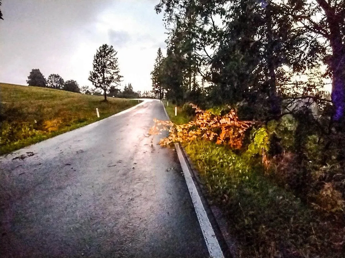 VIDEO: Kroupy i stržená fotovoltaika. Šumpersko zasáhla bouřková smršť