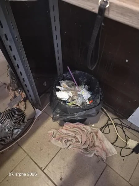 Inspekce zavřela známé občerstvení v Prostějově. Myši, špína, znečištěné toalety a zápach