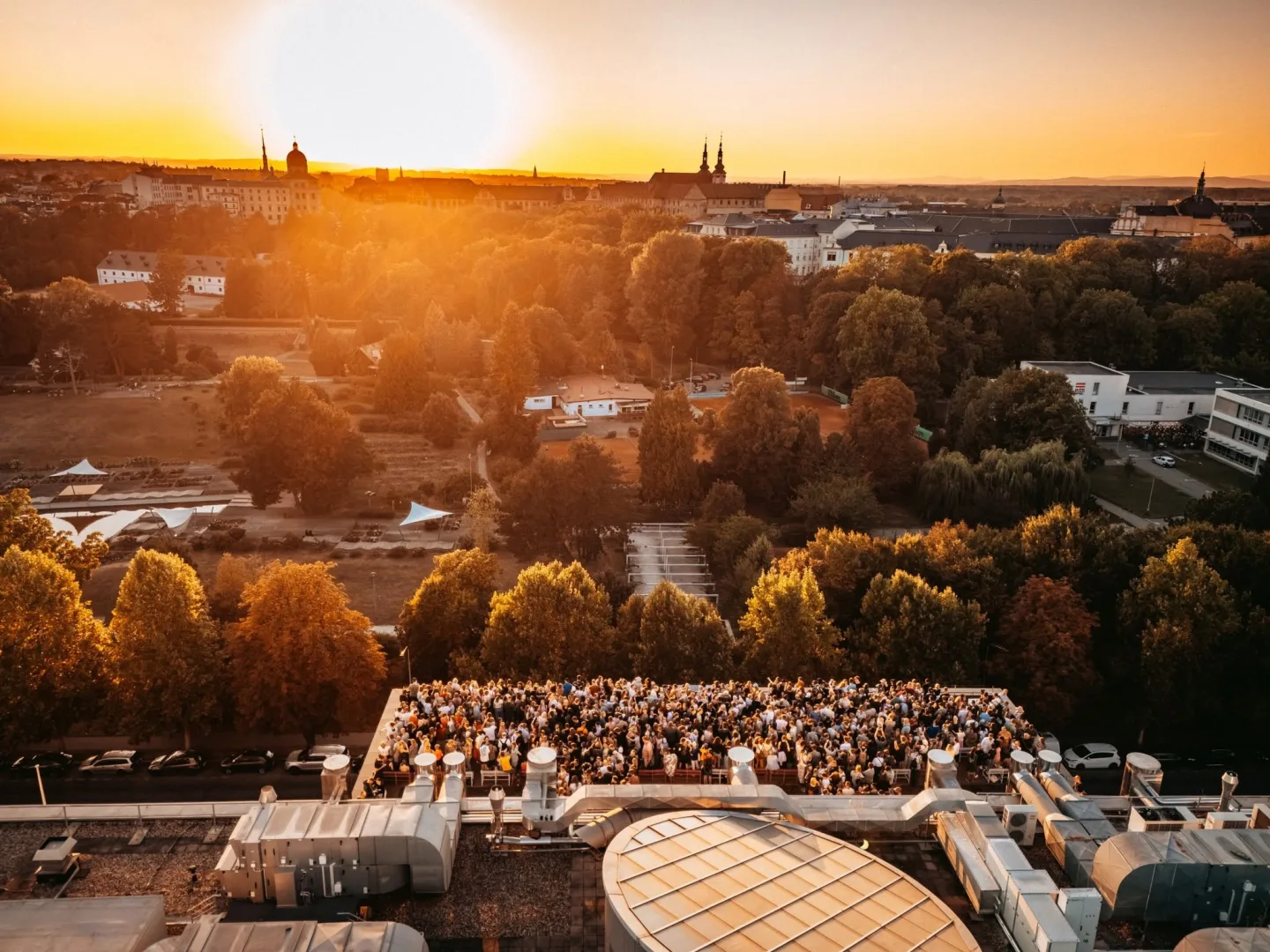 Terasa Přírodovědy praskala ve švech. Zatmění Slunce přitáhlo zástupy Olomoučanů