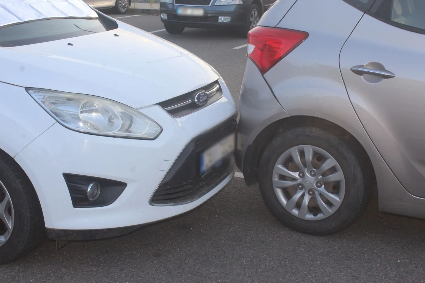 Řidička nezvládla parkování. Nabourala závoru, další dvě auta a skončila v nemocnici