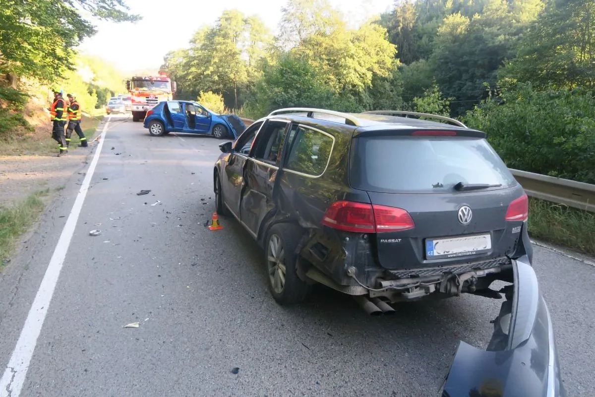Hrozivá nehoda na Konicku: mladý řidič zkřížil cestu Avii, skončila na boku