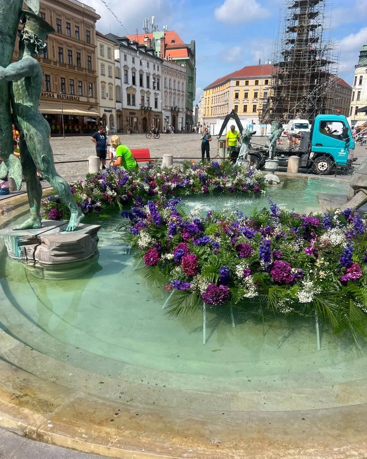 Pestrobarevná krása u radnice. Kašnu v Olomouci zdobí aranžmá ze stovek květů