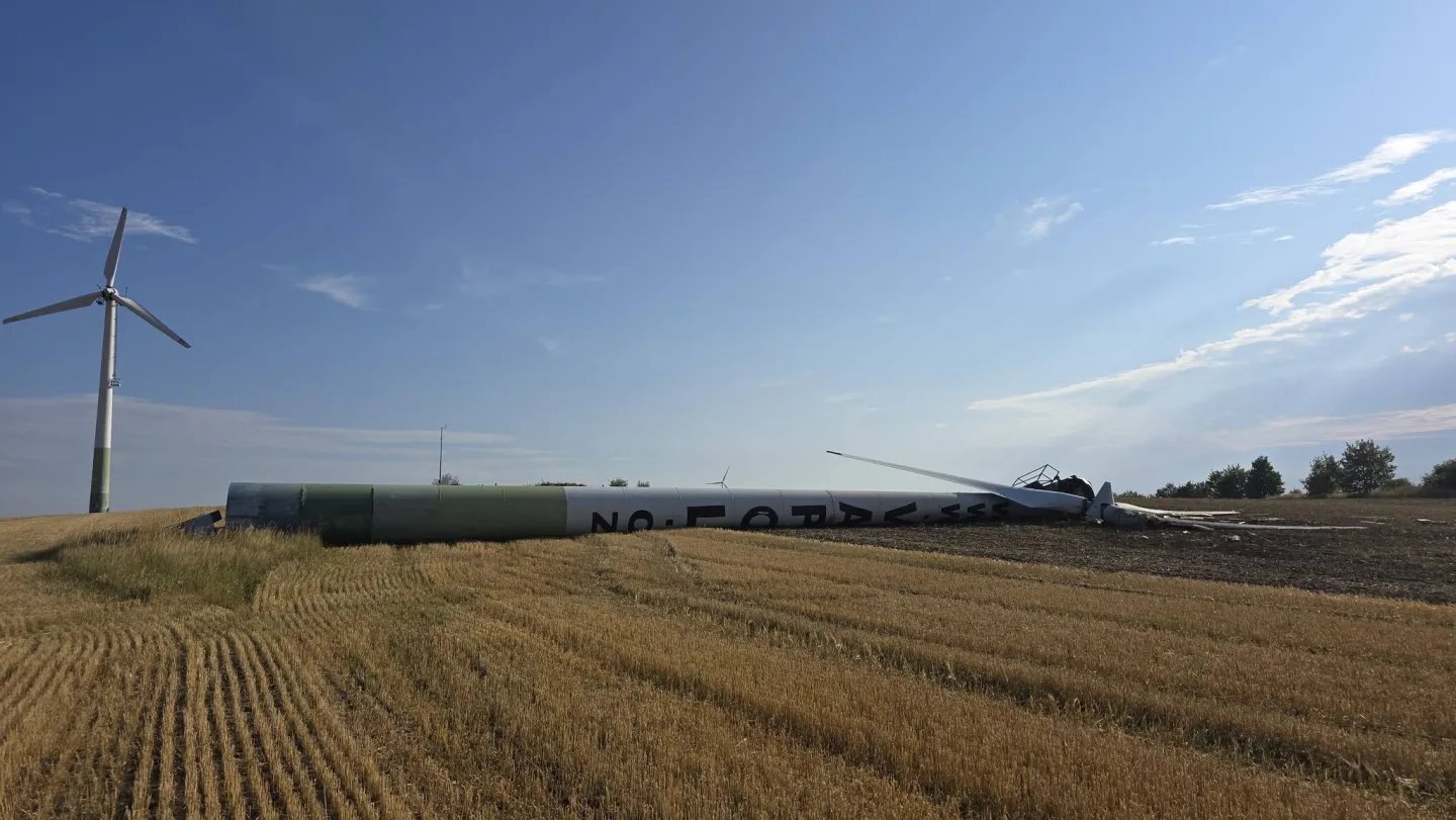 U Potštátu dnes spadla větrná elektrárna. Nikdo nebyl zraněn, na místě jsou hasiči