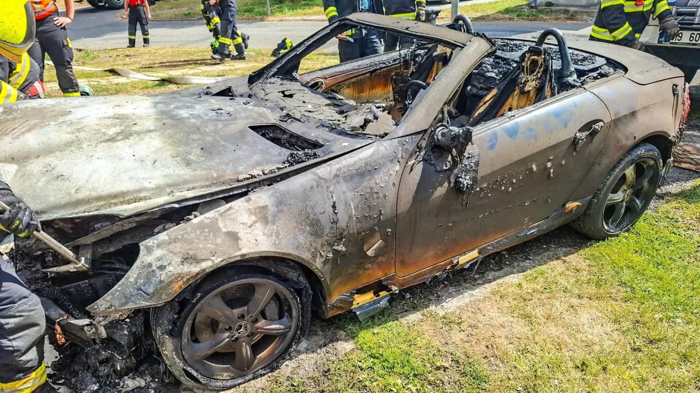 Při požáru garáže v Přerově shořel sportovní Mercedes. Jeden člověk se zranil