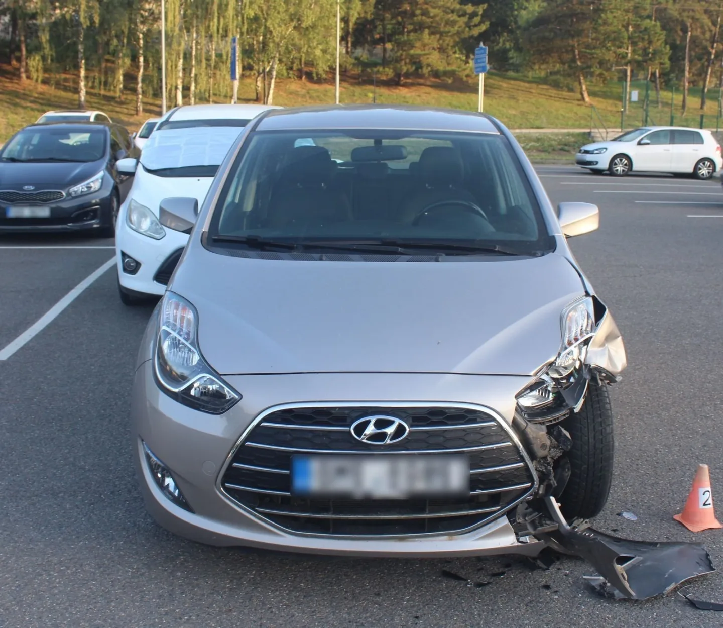 Řidička nezvládla parkování. Nabourala závoru, další dvě auta a skončila v nemocnici