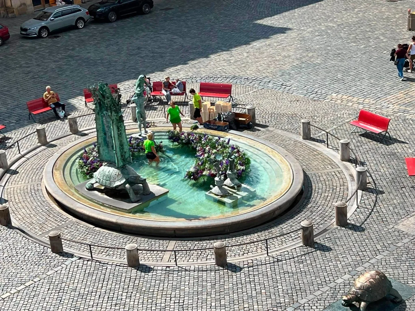 Pestrobarevná krása u radnice. Kašnu v Olomouci zdobí aranžmá ze stovek květů
