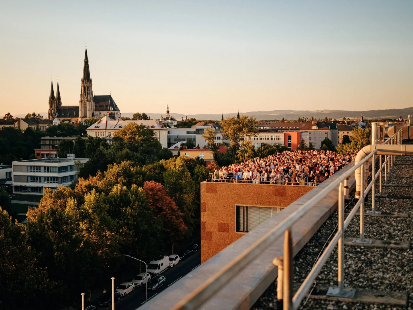 Terasa Přírodovědy praskala ve švech. Zatmění Slunce přitáhlo zástupy Olomoučanů