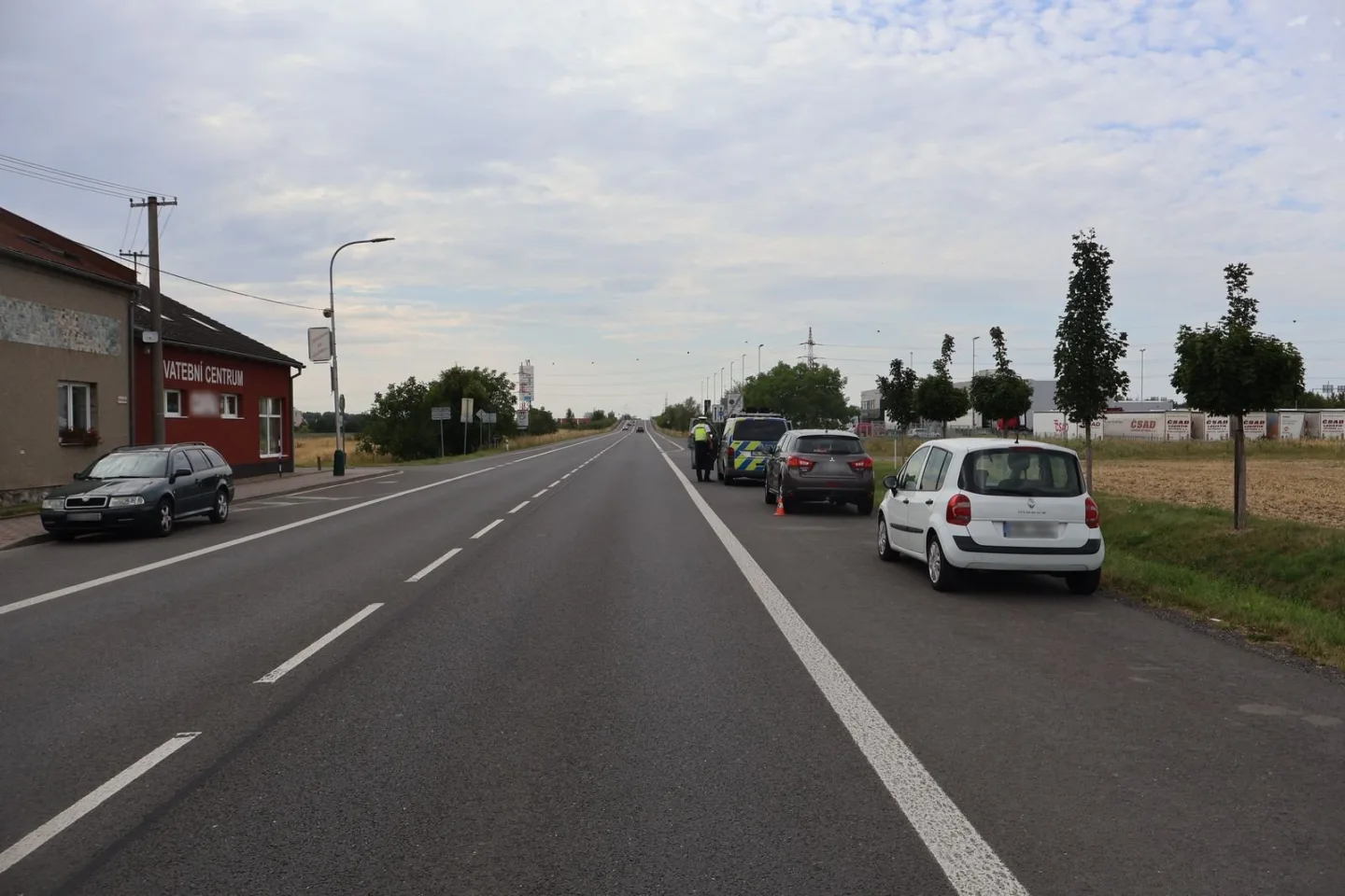 Policie hledá cyklistu s bílou helmou na černém kole. Ve Vsisku poškodil auto a ujel