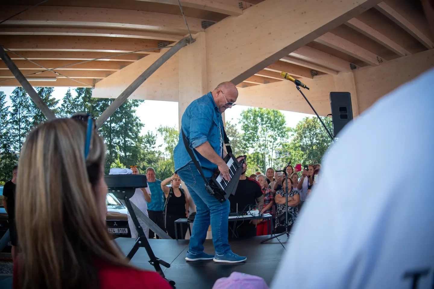 VIDEO: Hitmaker potěšil děti i zdravotníky. Michal David zazpíval ve FN Olomouc