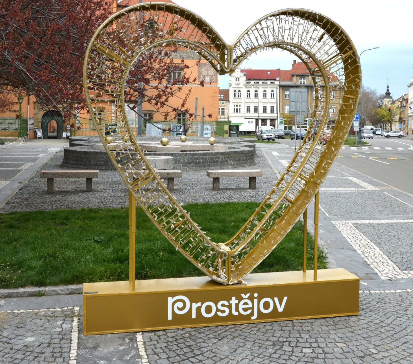 Nová fotomísta v Prostějově: radnice dá na dvě dřevěná srdce 360 tisíc korun