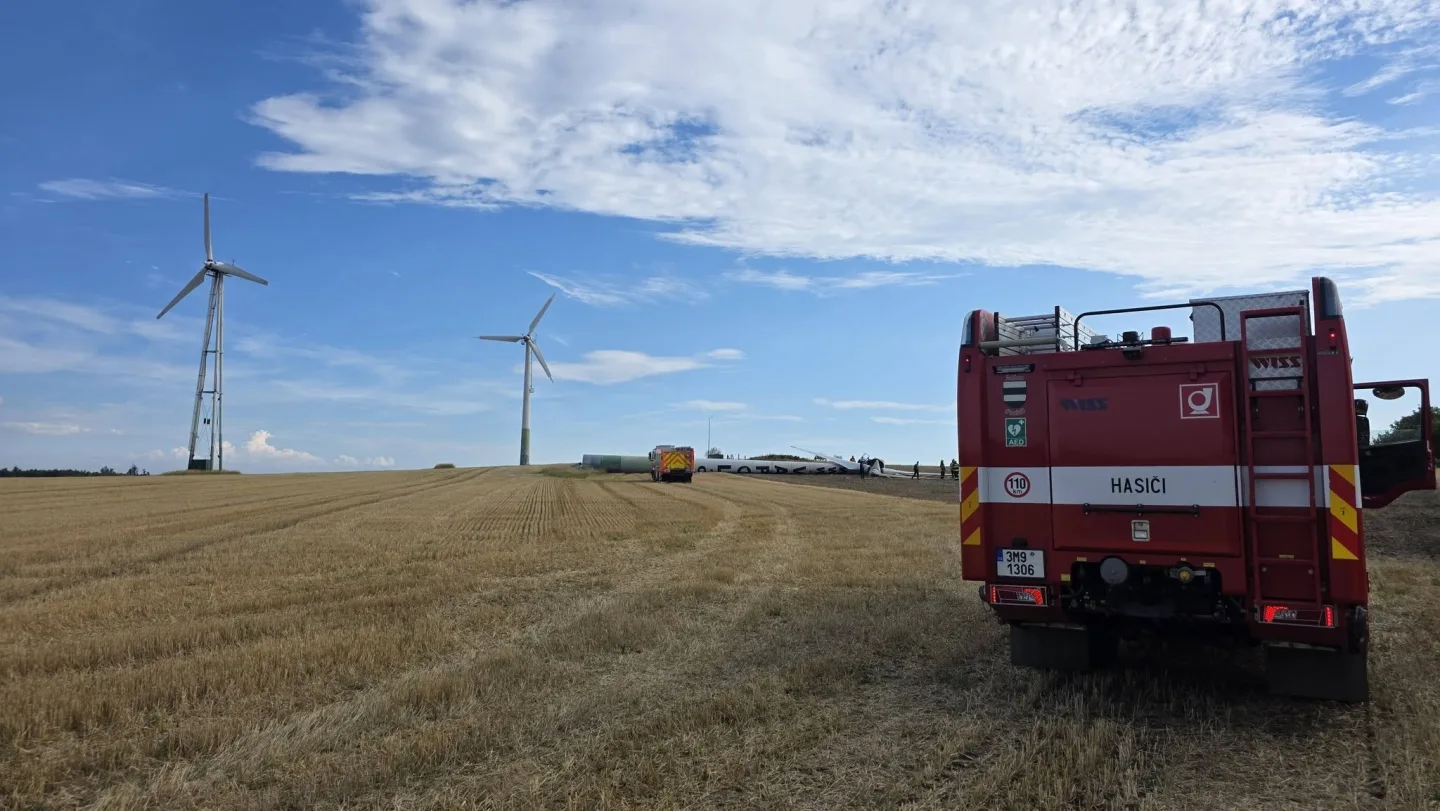 Technici odklízejí zřícenou větrnou elektrárnu, další zařízení čeká kontrola