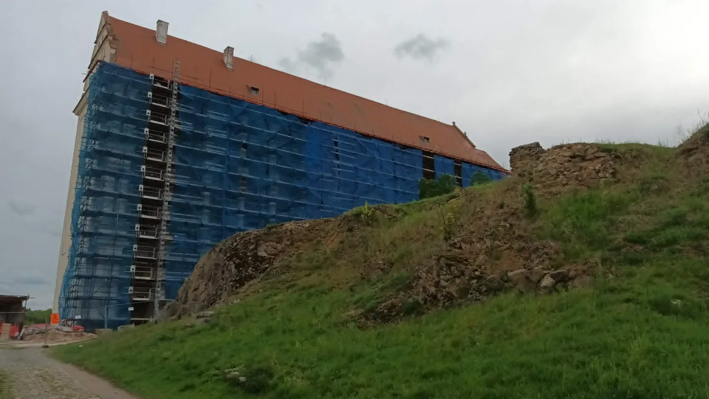 Prostějov dá na opravu Plumlovského zámku milion korun, krovy napadla dřevomorka