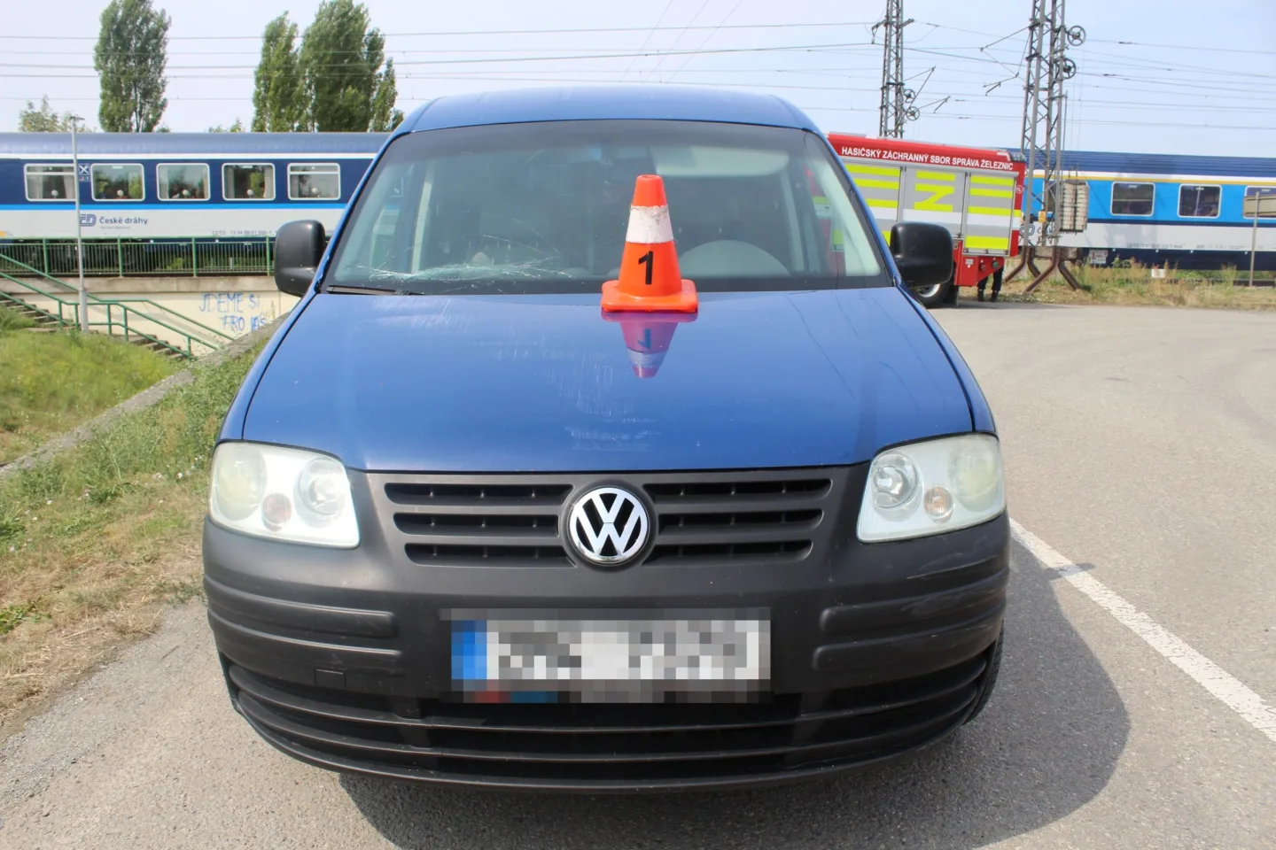 Řidičku oslnilo slunce, vjela na železniční přejezd u Přerova. Málem ji smetl vlak