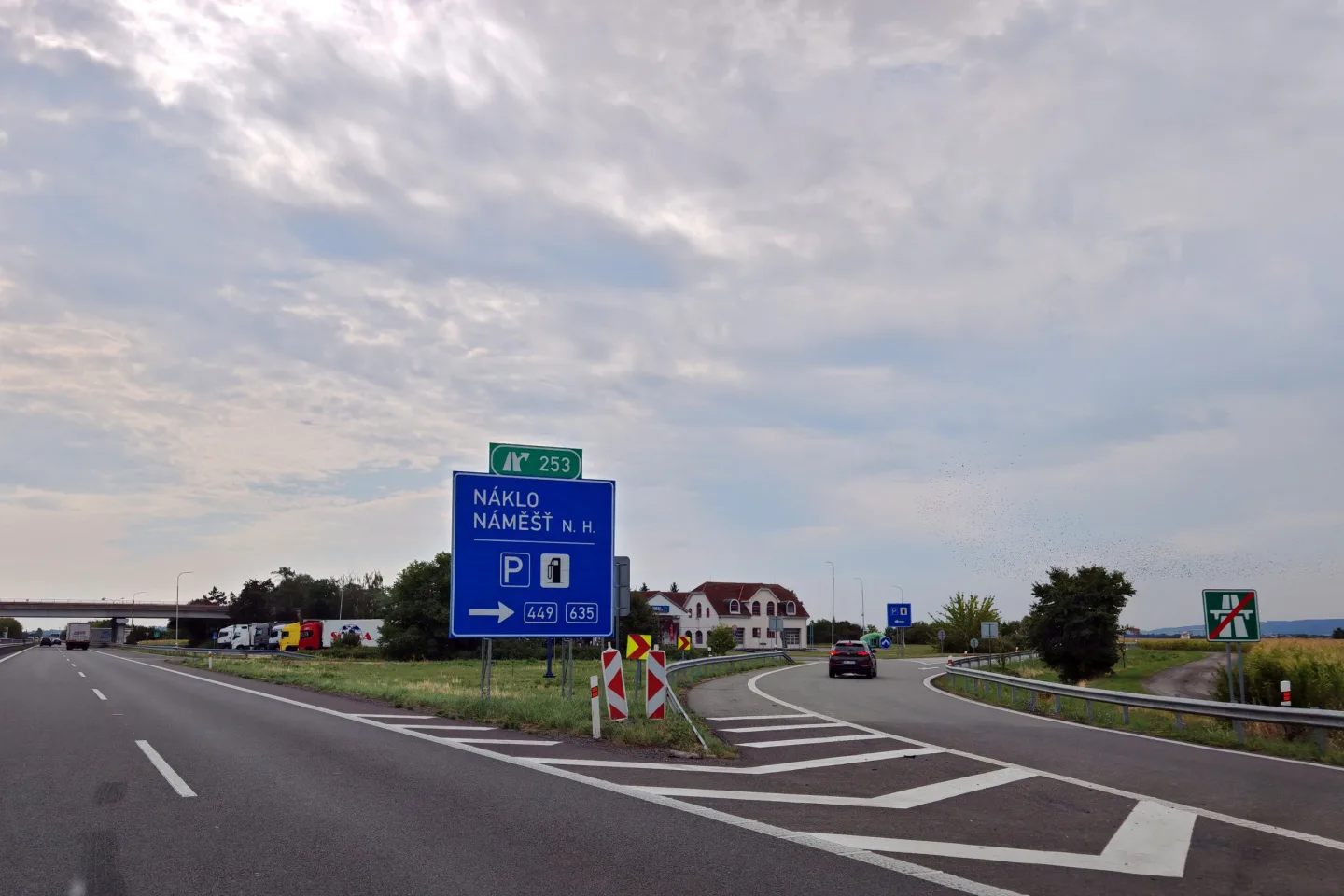 Nejúrodnější půda pro stání kamionů? ŘSD řeší možnosti odpočívky pro D35 na Hané
