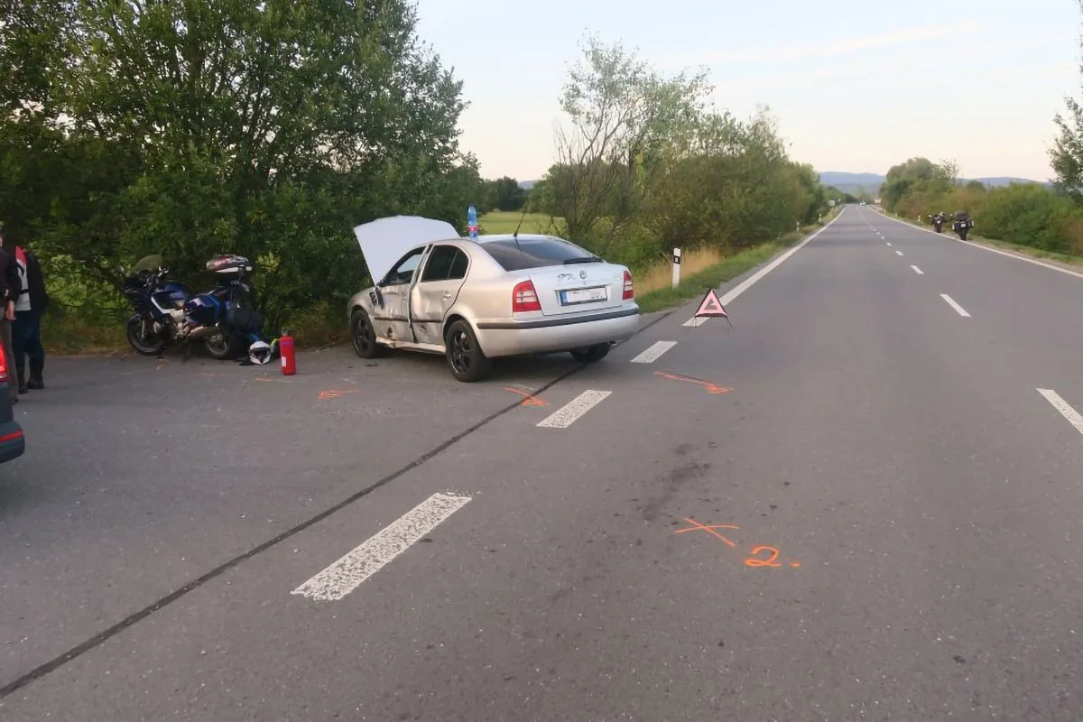 Šofér oktávky přehlédl v Mohelnici motorku, záchranka odvezla dva zraněné