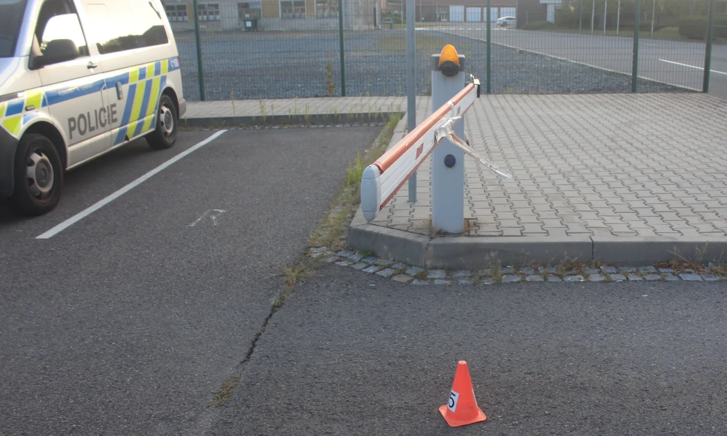 Řidička nezvládla parkování. Nabourala závoru, další dvě auta a skončila v nemocnici
