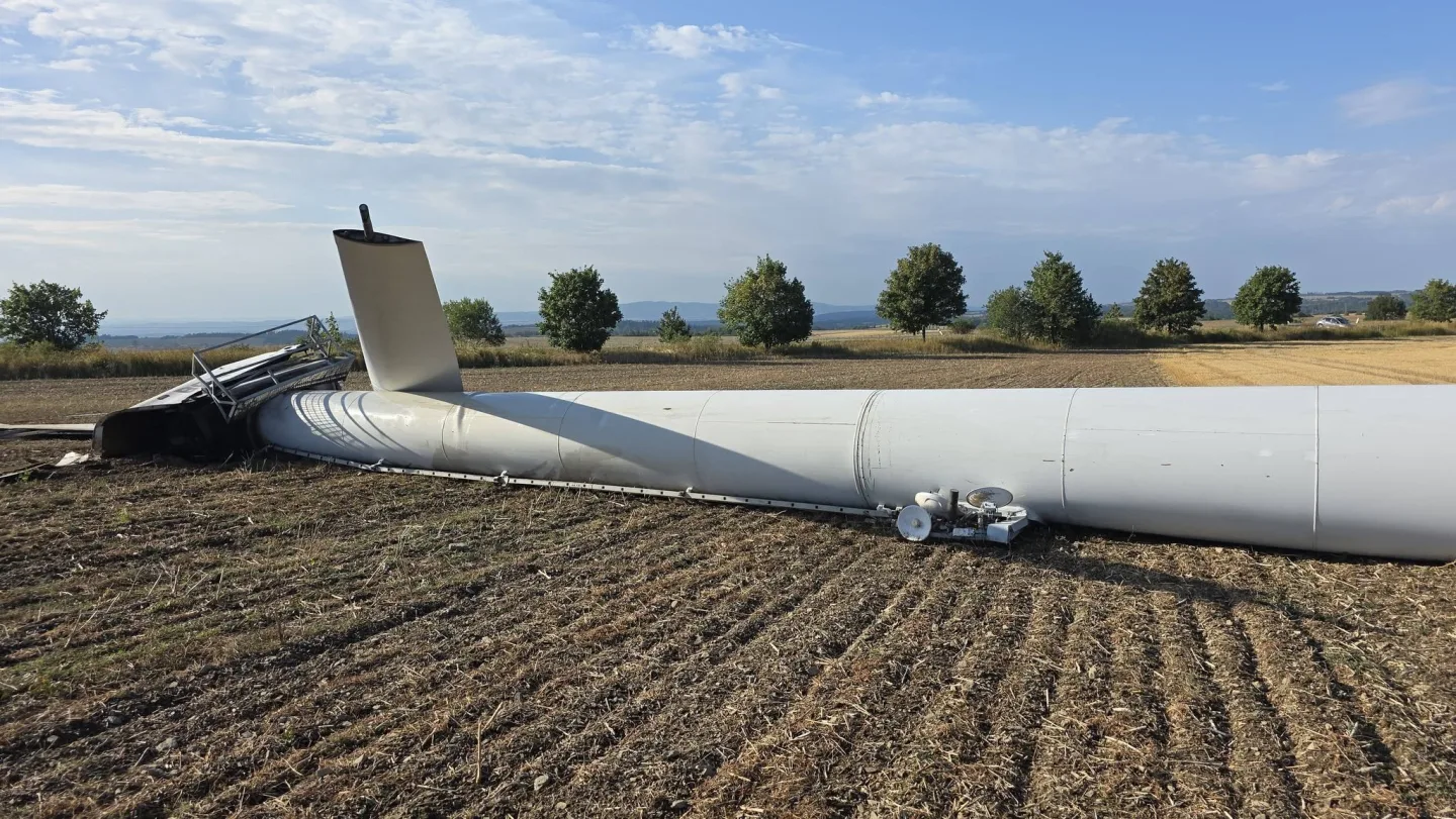 U Potštátu dnes spadla větrná elektrárna. Nikdo nebyl zraněn, na místě jsou hasiči
