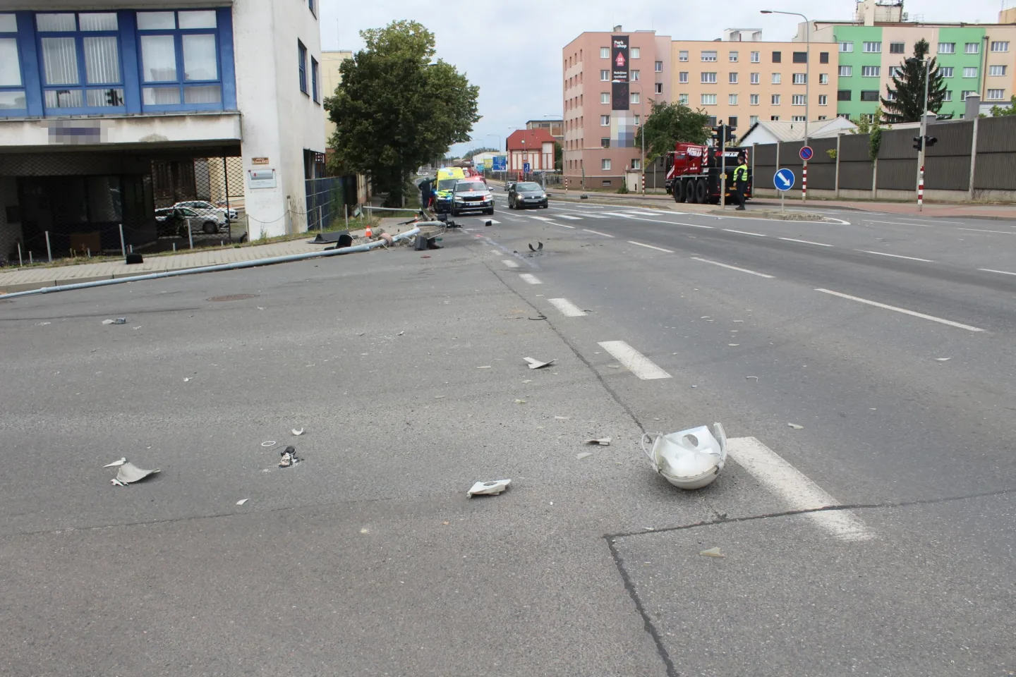 Řidič hnojil křižovatku v Přerově. Omylem stiskl tlačítko, rameno smetlo dva chodce