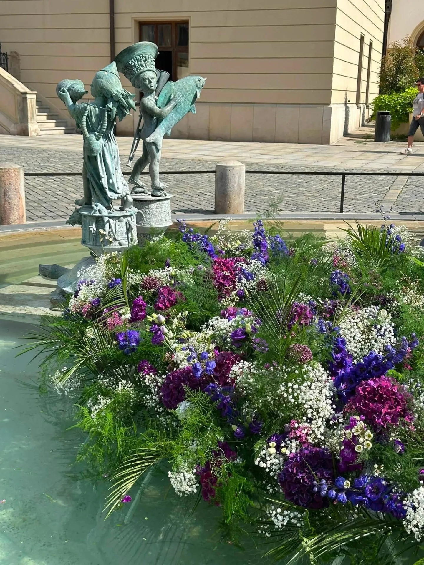 Pestrobarevná krása u radnice. Kašnu v Olomouci zdobí aranžmá ze stovek květů