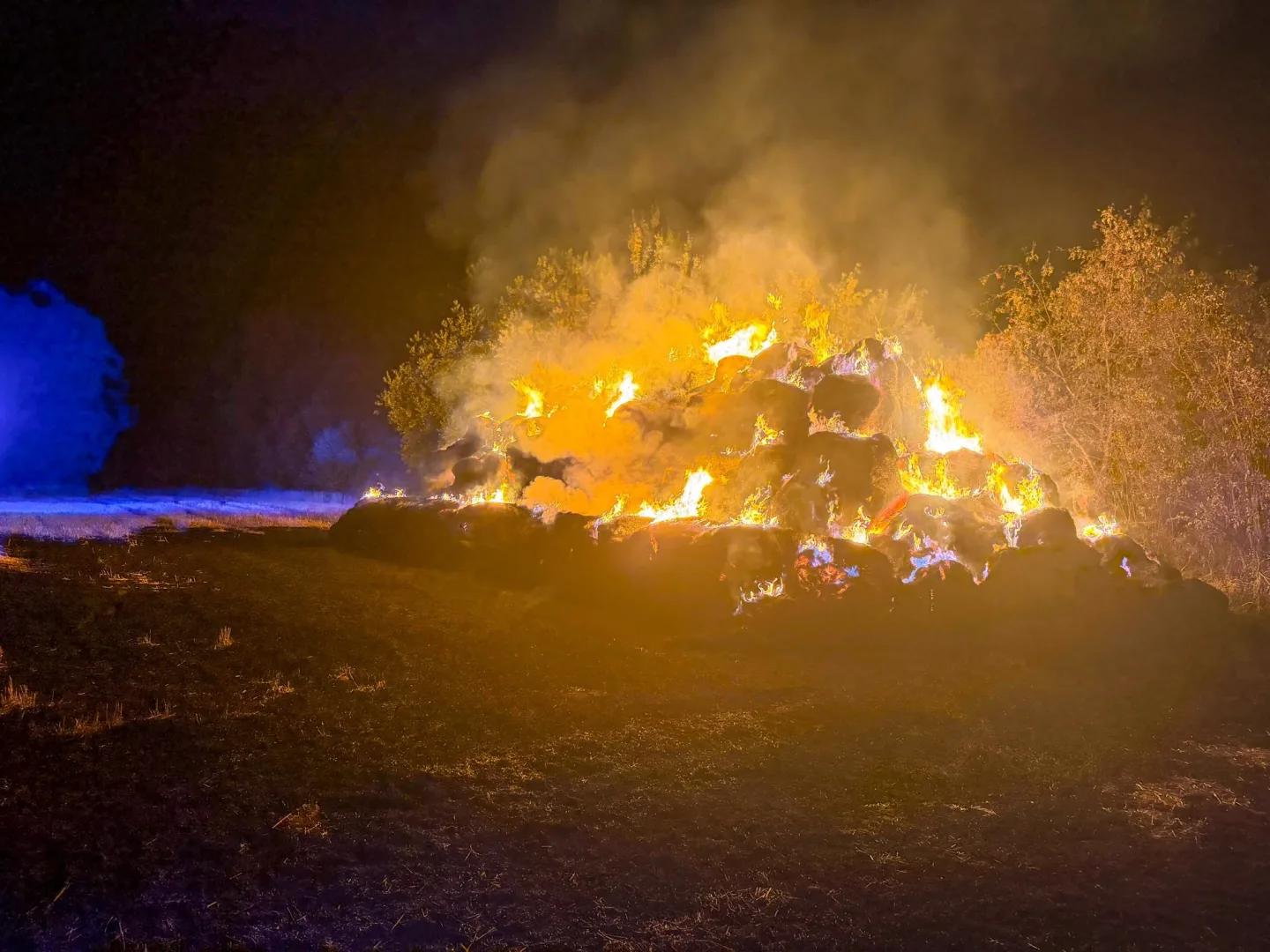 Hasiči se v noci nezastavili. V Bedihošti hořel stoh slámy, v Tršicích les