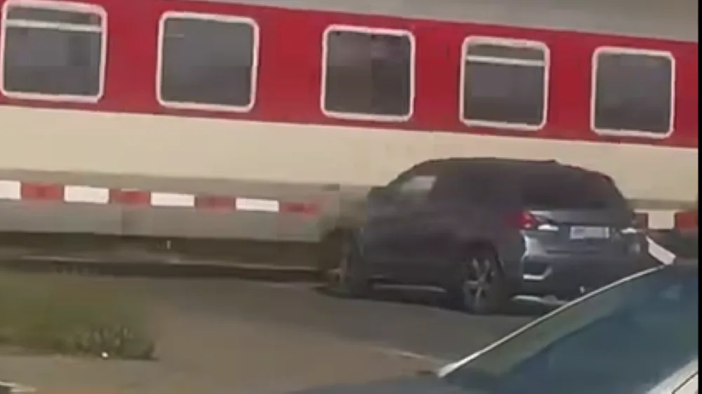 VIDEO: Hazard na přejezdu. Auto muselo ve Střeni prorazit závory, smetl by ho vlak