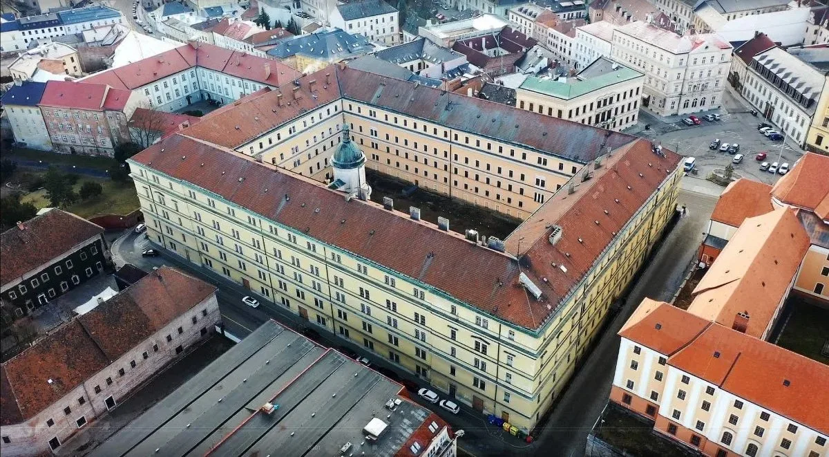 Divadlo i základní škola. Obří Hanácká kasárna v Olomouci našla další využití