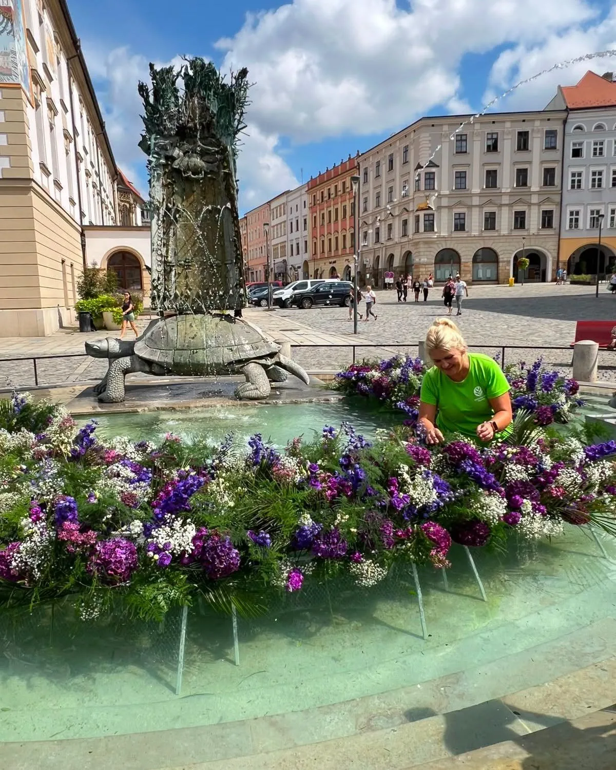 Pestrobarevná krása u radnice. Kašnu v Olomouci zdobí aranžmá ze stovek květů