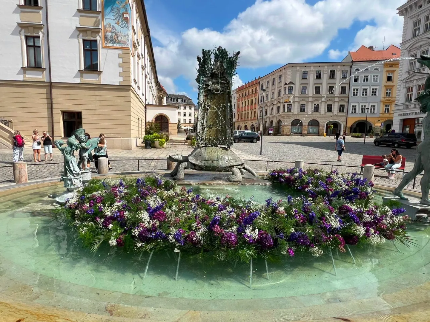 Pestrobarevná krása u radnice. Kašnu v Olomouci zdobí aranžmá ze stovek květů