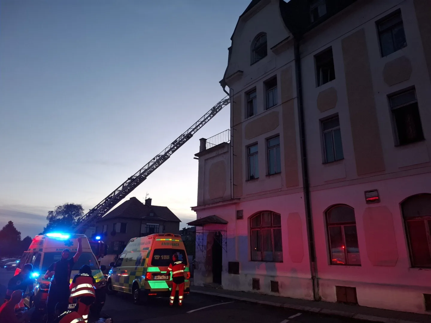 Masivní požár zasáhl ubytovnu v Šumperku, ke zraněným letěl i vrtulník