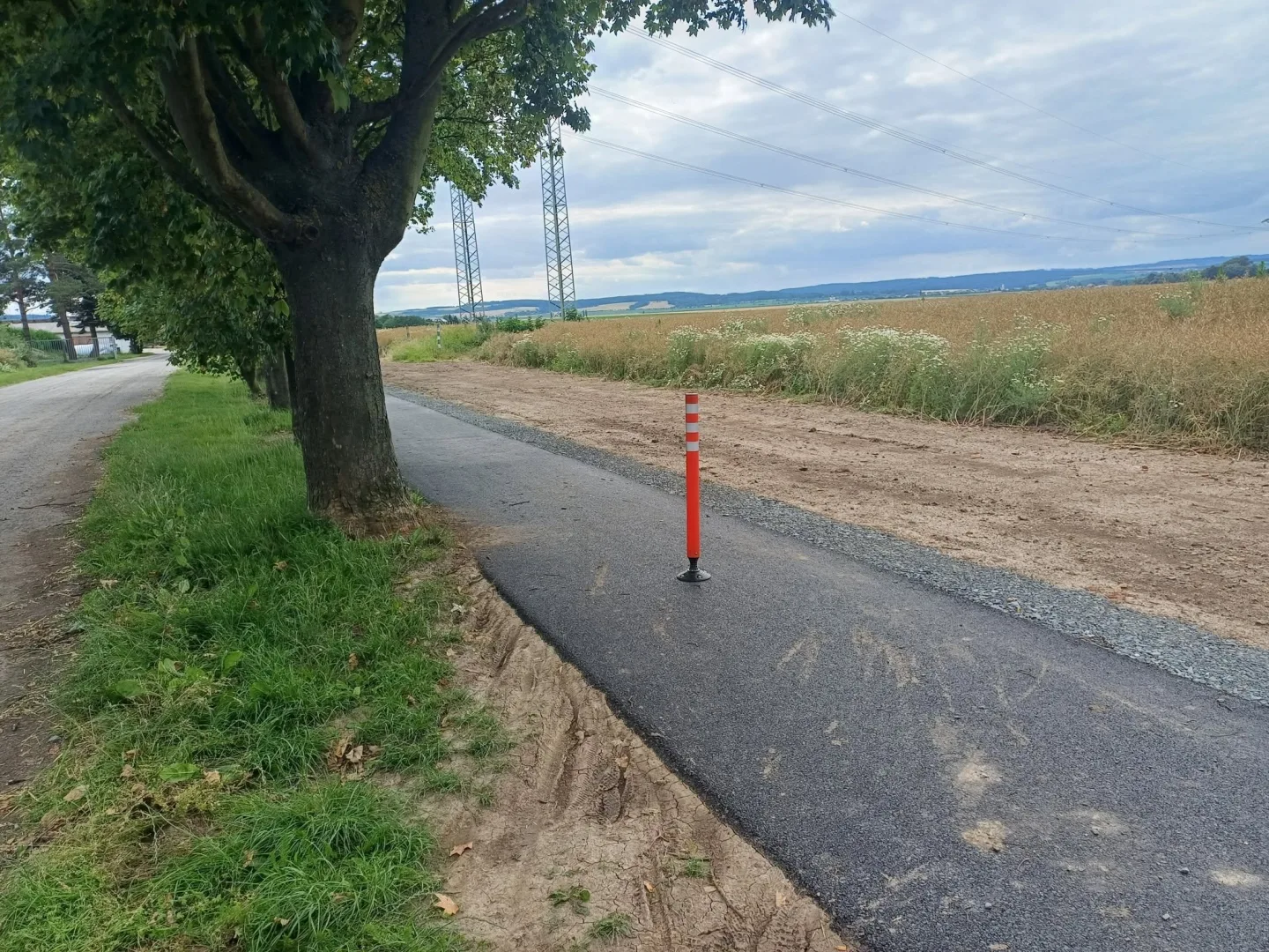 Vandal šel na sloupek na cyklostezce u Těšetic s úhlovou bruskou. Řádí zde opakovaně