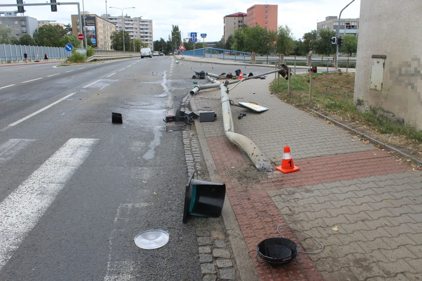 Řidič hnojil křižovatku v Přerově. Omylem stiskl tlačítko, rameno smetlo dva chodce