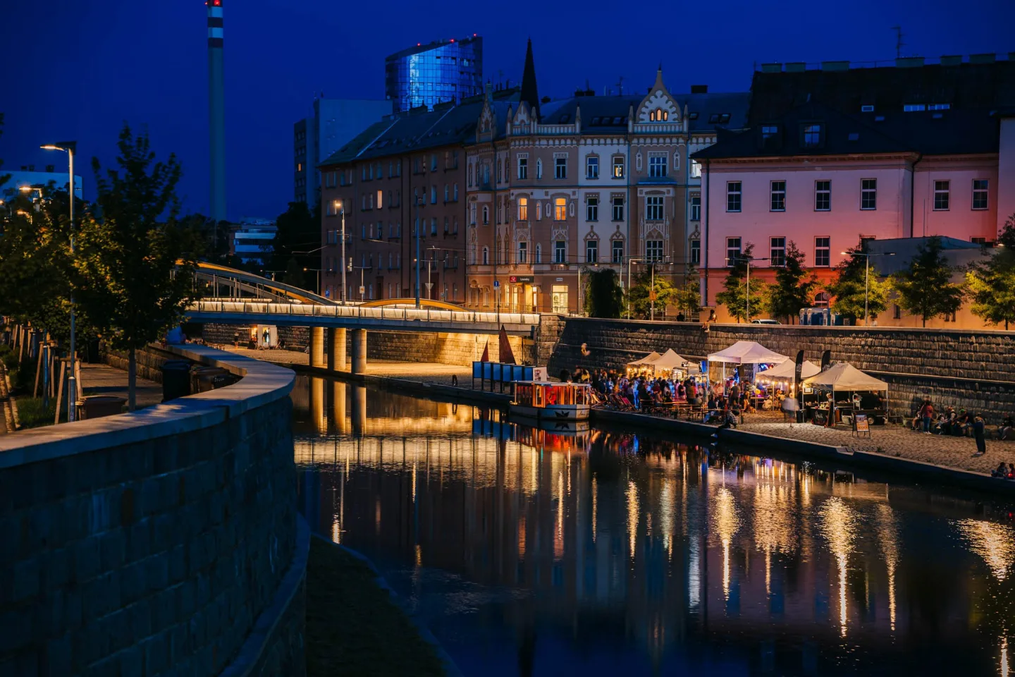 Gastronomické zážitky a atmosféra jako u moře. Náplavka v Olomouci se loučí s létem