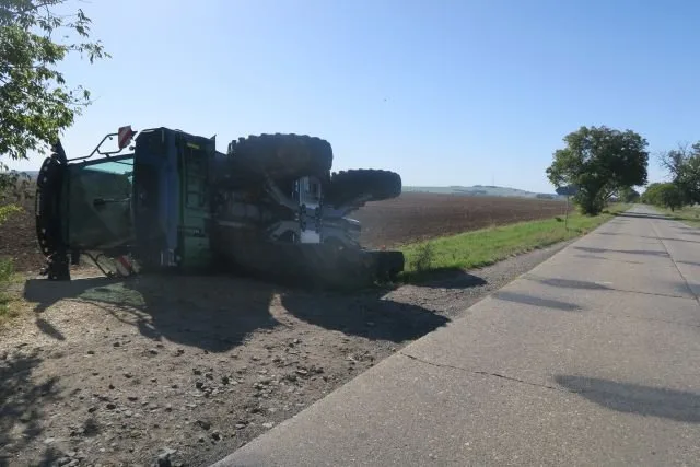 Traktor v příkopu, škoda za milion. Mladý řidič se u Žešova vyhýbal nákladnímu vozu