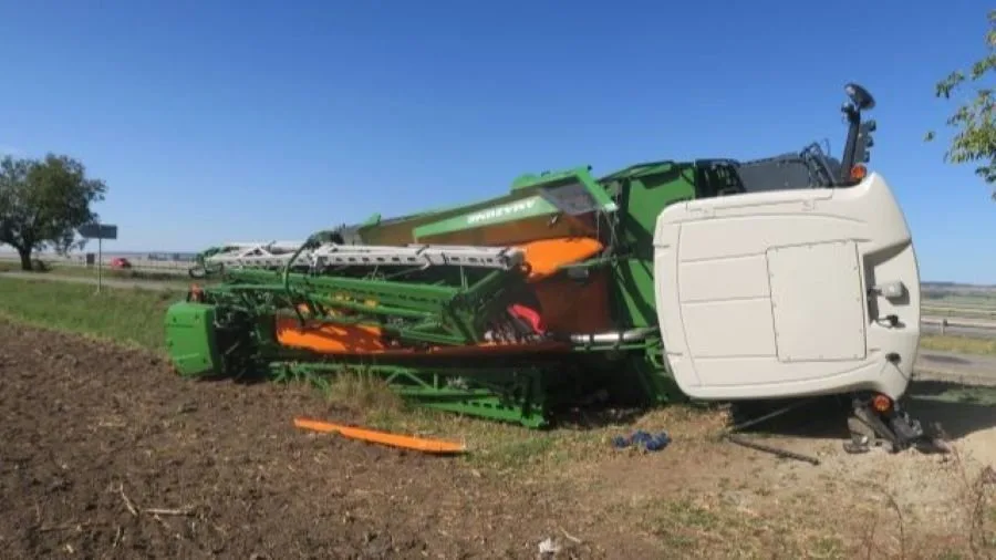 Traktor v příkopu, škoda za milion. Mladý řidič se u Žešova vyhýbal nákladnímu vozu