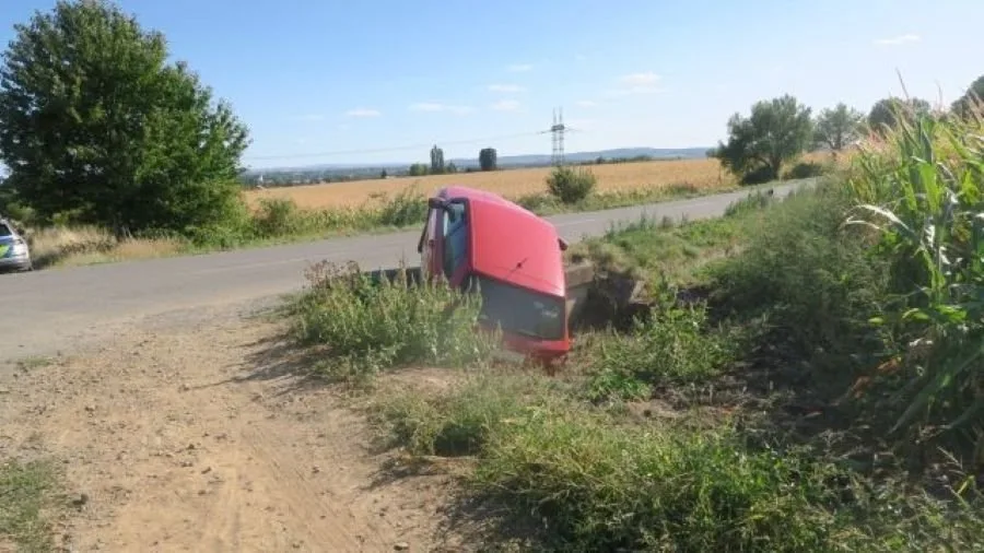 Silně opilý řidič se na Prostějovsku netrefil na polní cestu. Skončil v příkopu