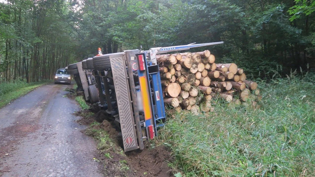 Řidič na Šumpersku převrátil mnohatunovou soupravu se dřevem. Naštěstí se nezranil