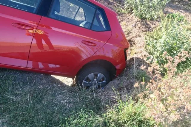 Silně opilý řidič se na Prostějovsku netrefil na polní cestu. Skončil v příkopu
