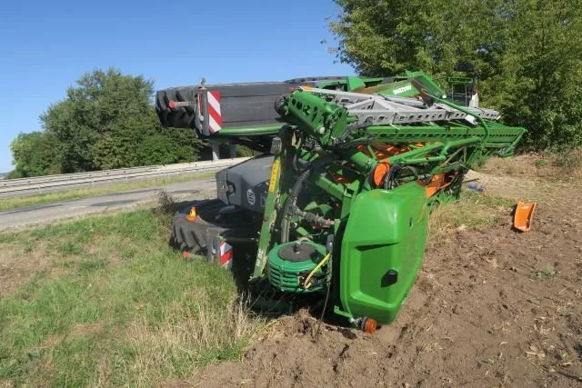 Traktor v příkopu, škoda za milion. Mladý řidič se u Žešova vyhýbal nákladnímu vozu