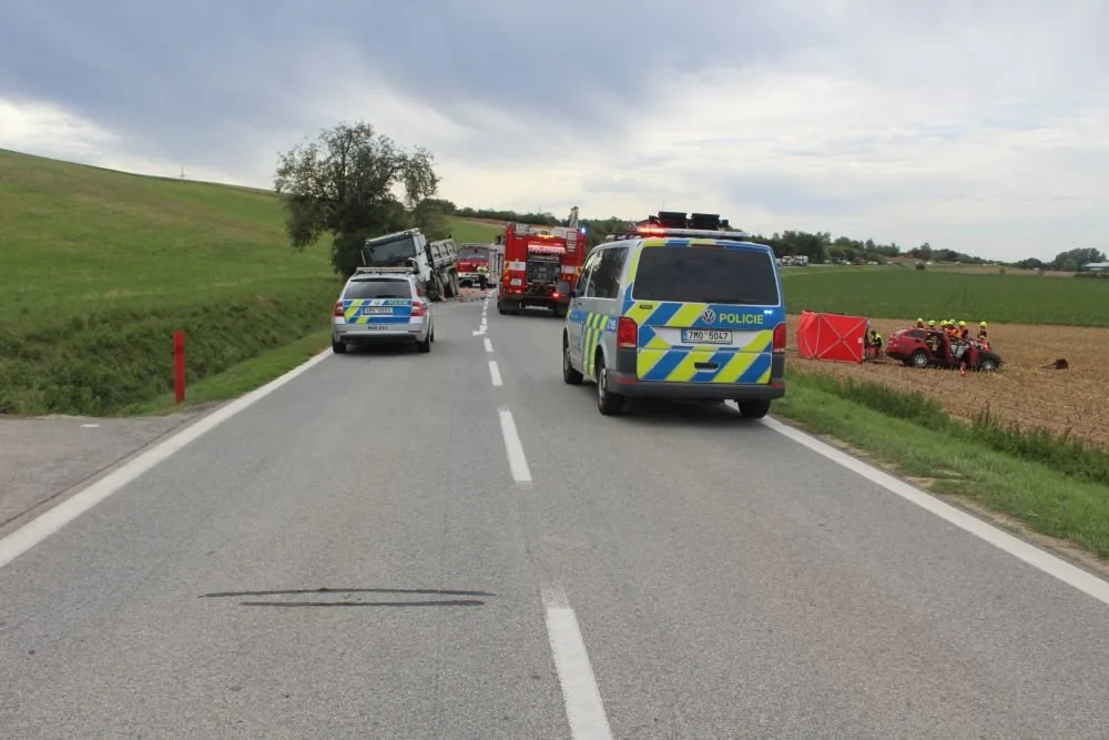 Tragická nehoda. Šestapadesátiletý řidič nezvládl na Přerovsku předjíždění