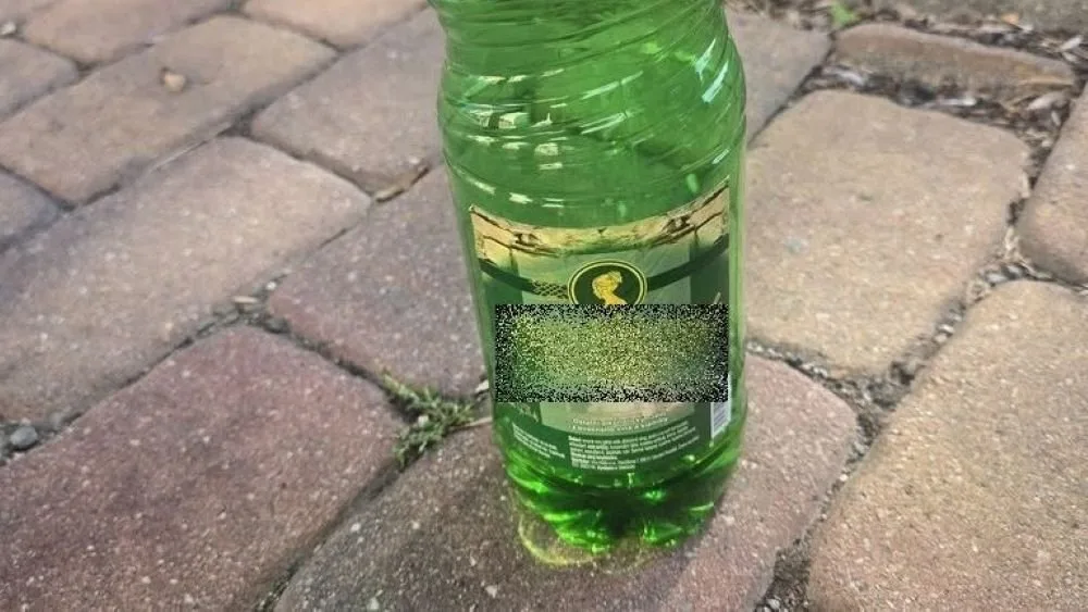 Žena nestihla vypít dva litry vína, když šli strážníci. O láhev se pak s nimi tahala