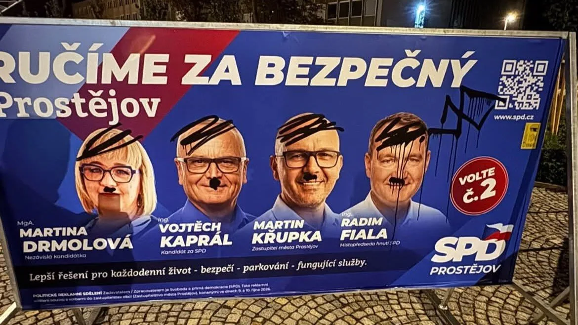 Vulgarity, výzvy k smrti, hákové kříže. Vandal ničil předvolební plakáty v Prostějově