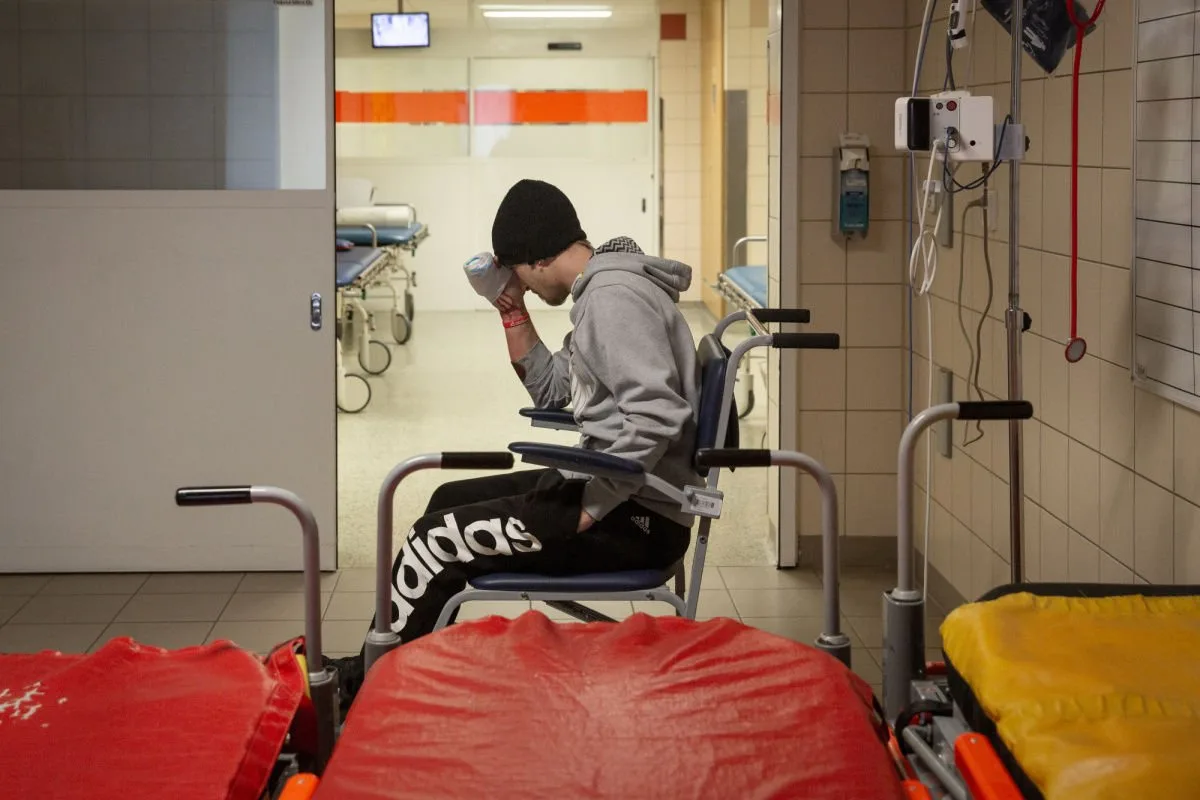 Příjezd sanitkou na urgentu neznamená přednost. Klip FN Olomouc rozvířil debatu