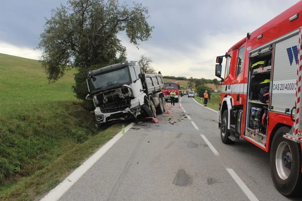 Tragická nehoda. Šestapadesátiletý řidič nezvládl na Přerovsku předjíždění