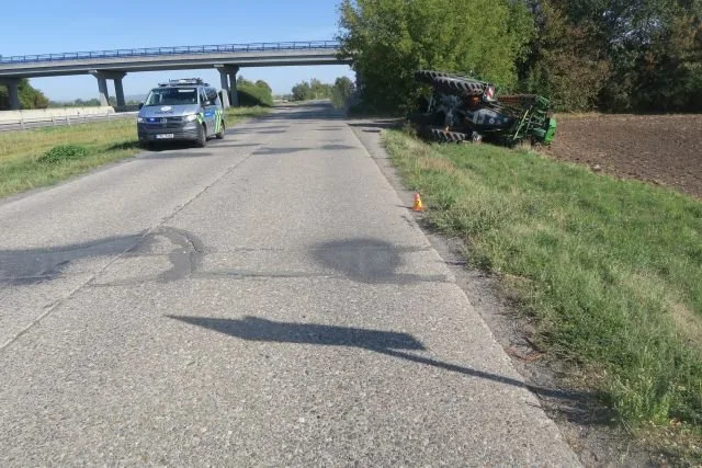 Traktor v příkopu, škoda za milion. Mladý řidič se u Žešova vyhýbal nákladnímu vozu