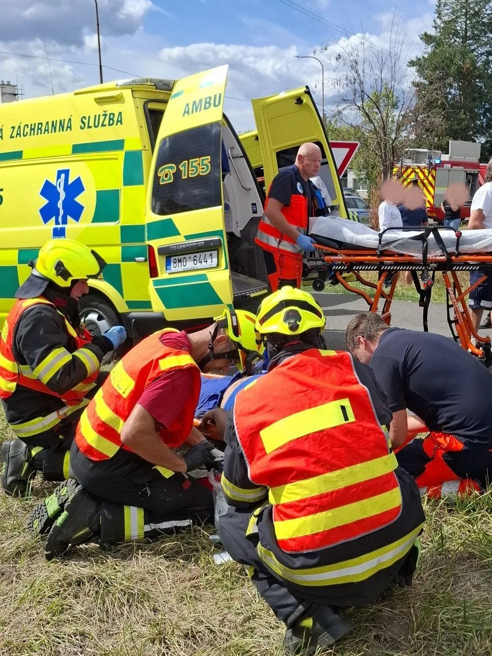 Osobní vlak se na přejezdu v Prostějově srazil s popelářským vozem. Sedm zraněných