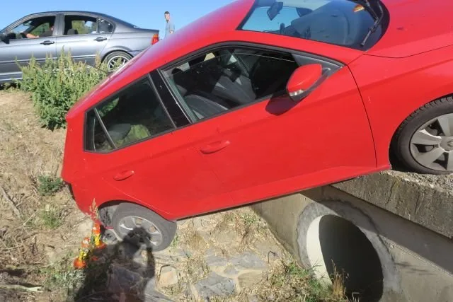Silně opilý řidič se na Prostějovsku netrefil na polní cestu. Skončil v příkopu